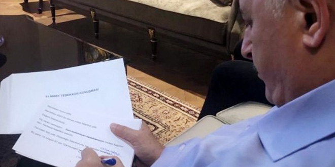 Binali Yıldırım, teşekkür konuşmasını hazırlıyor