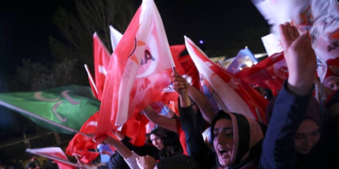 AK Partili vatandaşlar Kısıklı'da kutlamalara başladı