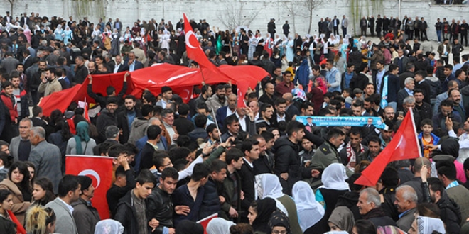Şırnaklılar seçimi AK Partili adayın kazanmasını halaylarla kutladı