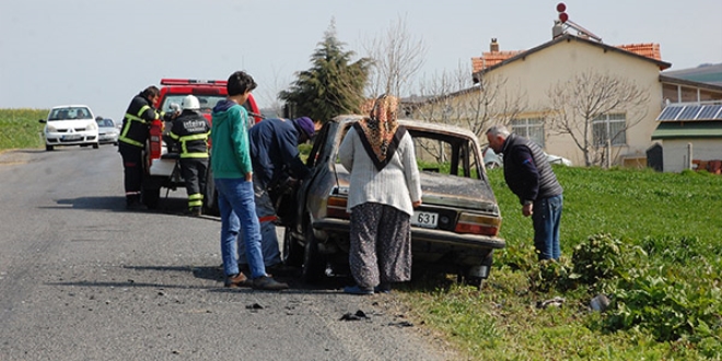 Tarlada çalışırken park halindeki otomobili yandı