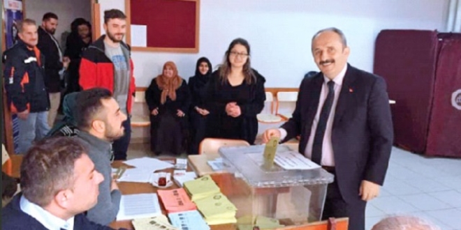 Üç oy farkla başkan oldular