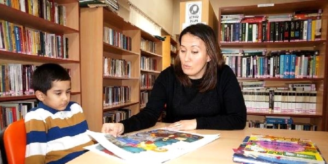6 yaşındaki oğluna bir yılda 219 kitap okudu