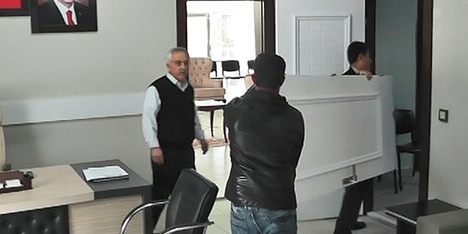 Pazarcık Belediye Başkanı, makam odasının kapısını kaldırttı