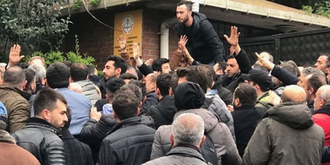 Üsküdar'da İlçe Seçim Kurulu önünde kavga!