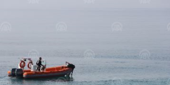 Kıyafetleriyle denize girince, polis harekete geçti