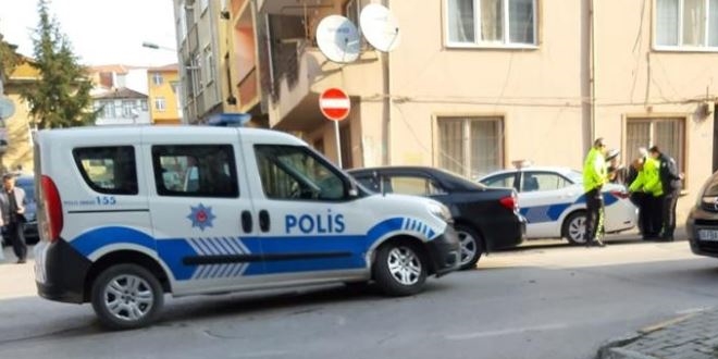 Ters yoldan gelen araç polis otosuna çarptı