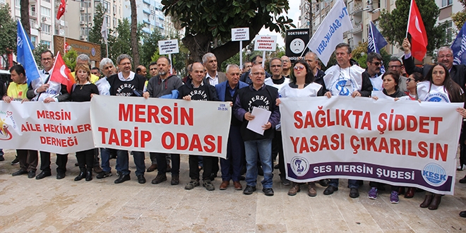 Aile hekimleri bir günlük iş bırakma eylemi yaptı