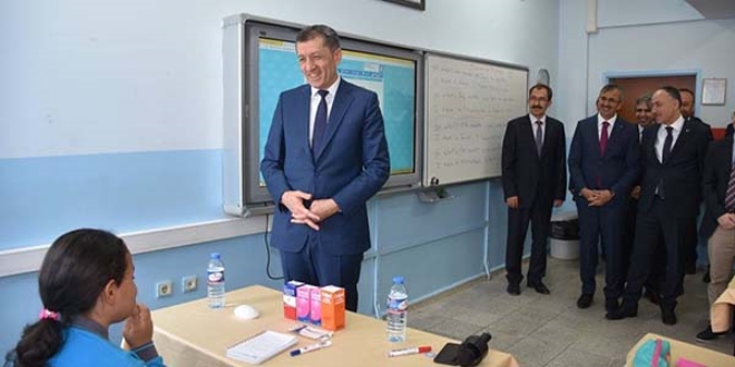 Bakan Selçuk ile öğrencinin İngilizce diyaloğu