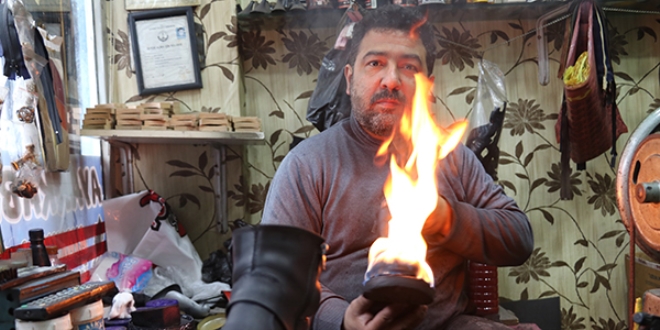Boyaması için getirilen ayakkabıları yakıyor