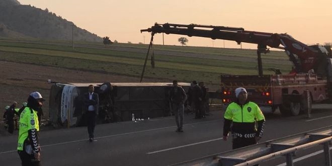 Denizli'de yolcu otobüsü devrildi: 2 ölü, 22 yaralı