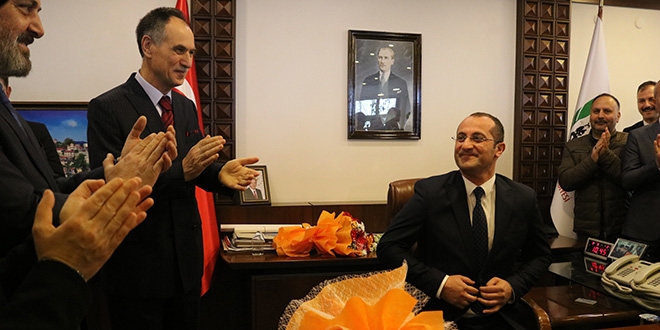 25 yıllık belediye başkanı görevi devretti
