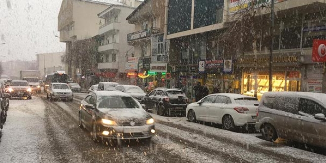 O ilimizde nisan ayında lapa lapa kar yağdı