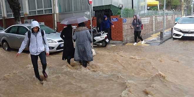 Kilis'te dolu ve yamur hayat fel etti