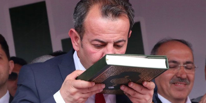 CHP'li Bolu Belediye Başkanı Kuran'ı öperek göreve başladı