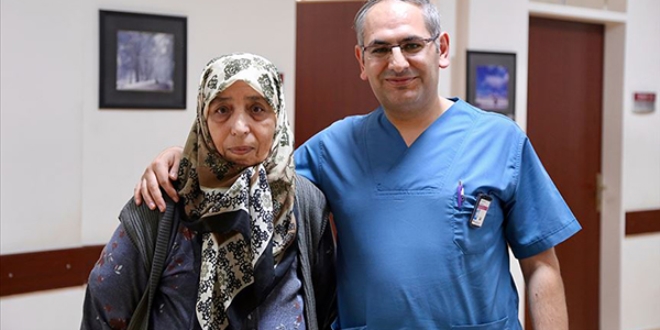 Felçli geldiği hastaneden yürüyerek taburcu edildi