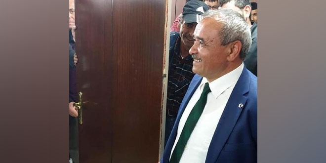 Belediye başkanı makam odasının kapısını söktürdü