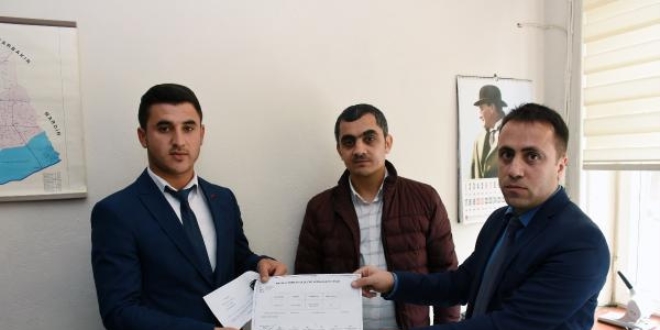 Liseli Uğur, 18 yaşında muhtar oldu