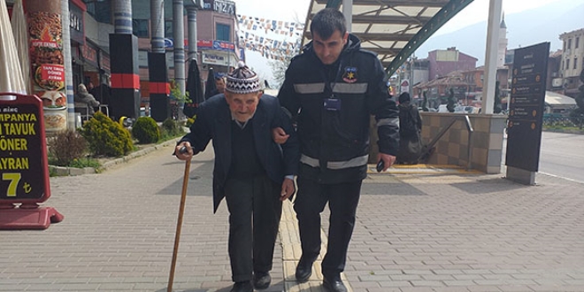 Güvenlik görevlisi yaptığı örnek hareketle alkış aldı