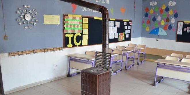 Gönüllü gençler köy okulunu onardı