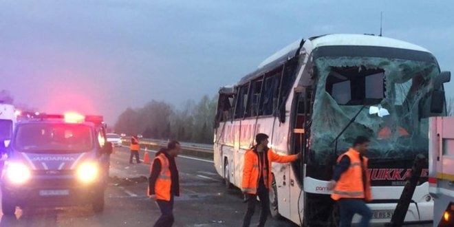 Sakarya'da yolcu otobs devrildi: ok sayda yaral var