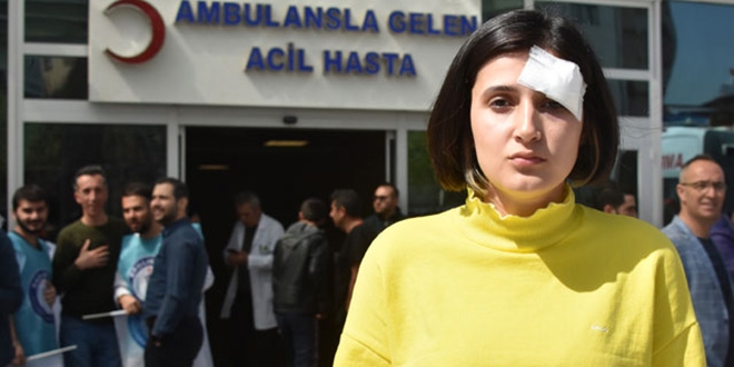 Hemşirenin boğazını sıkıp kafa attı, serbest bırakıldı