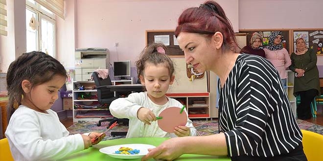 Evin 'minik yardımcısı' olmayı öğreniyorlar