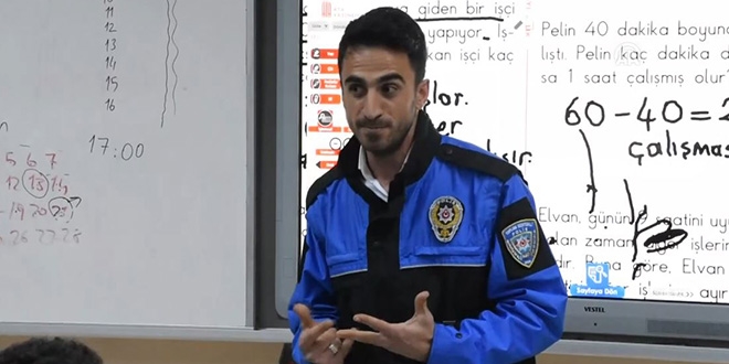 Öğretmenler polis üniformasıyla ders anlattı