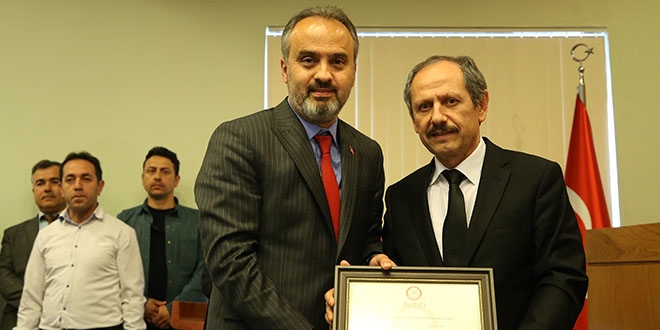 Bursa Büyükşehir Belediye Başkanı mazbatasını aldı