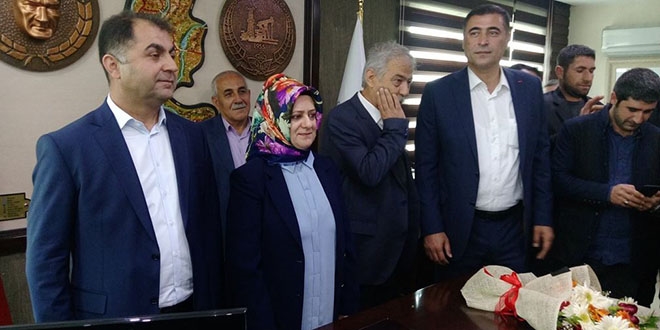 HDP'li başkan ihraç edilen eski başkanla makama geçti