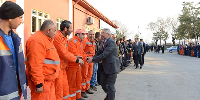 Başkan ilk gün mesaisine temizlik işlerinden başladı