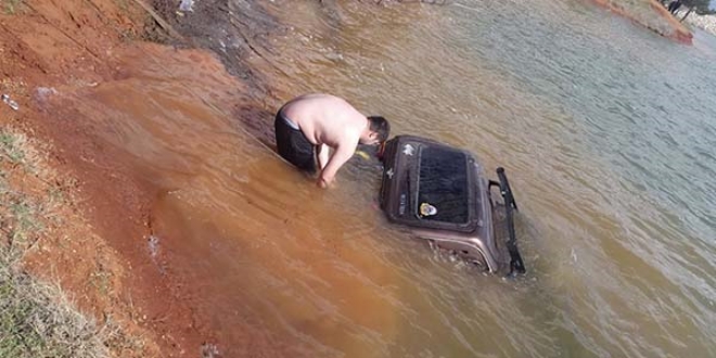 Fotoğraf çektirmek isterken aracıyla suya gömüldü