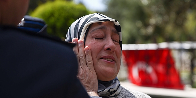 Şehit annesinin gözyaşlarını emniyet müdürü sildi
