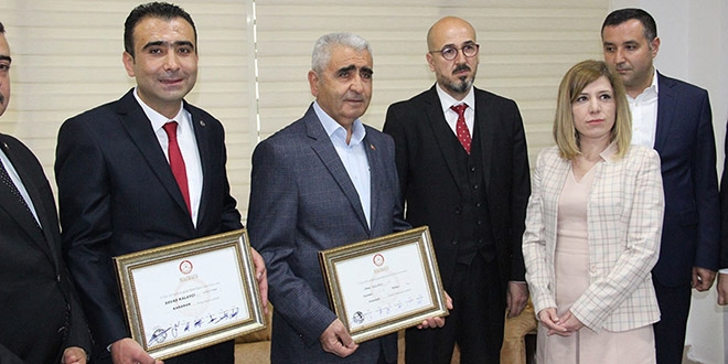 Baba oğul mazbatalarını birlikte aldı