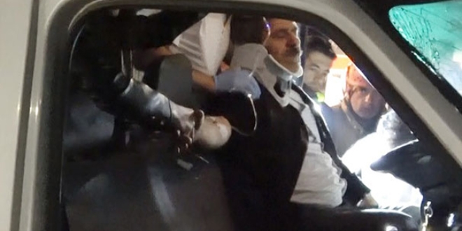 Kazada sıkışan sürücünün elini bir an bile bırakmadı