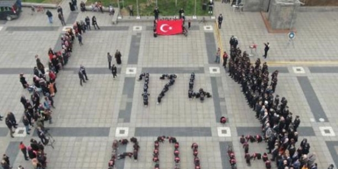 Öğrencilerden 174. yıl koreografisi