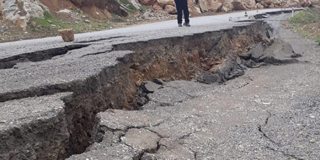 Hakkari'de heyelan sonucu yol çöktü