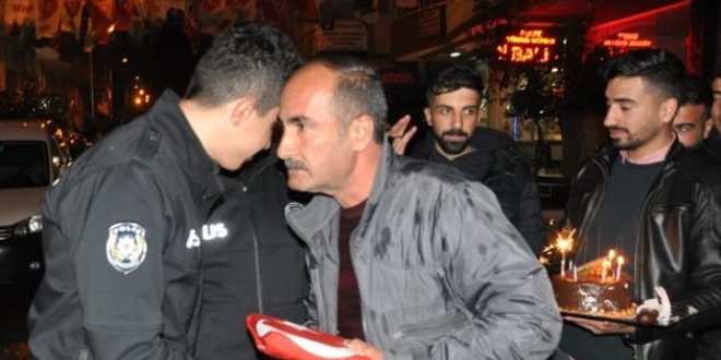 Siirt'te kavga ihbarı alan polislere sürpriz yapıp pasta kestiler