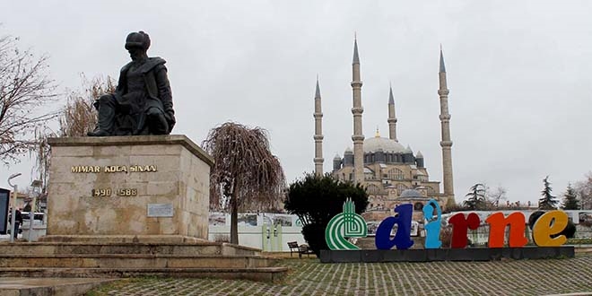Mimar Sinan'n heykelinin yn deitirilsin talebi