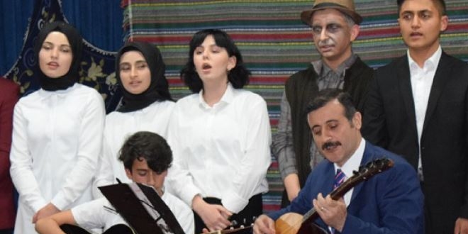 Kaymakam saz çaldı, türkü söyledi