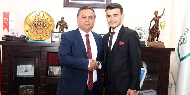 Denizli'de üniversite öğrencisi muhtar oldu