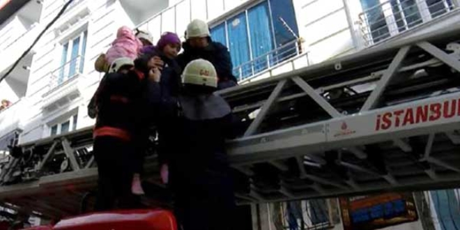 10 katlı apartmanda yangın! Vatandaşlar mahsur kaldı
