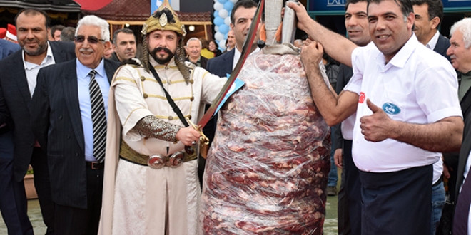 650 kilogramlık cağ kebabını vinçle taşıdılar