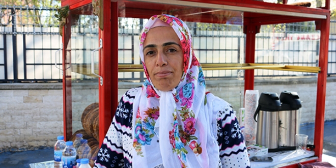 Eşi terk etti, çocuklarına bakabilmek için simit satmaya başladı