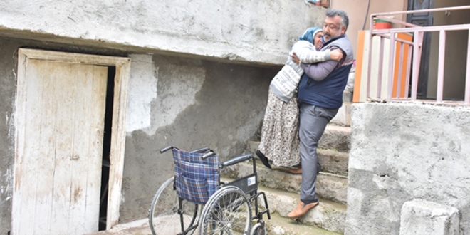 Ömrünü kaza geçiren eşine adadı