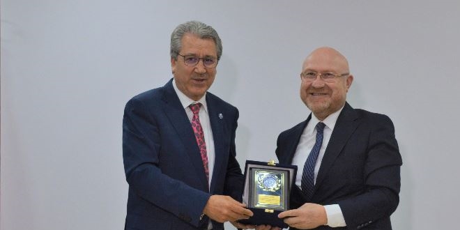 Başdanışman: Devletin bekası için kaygı duymayan ödünç vatandaştır