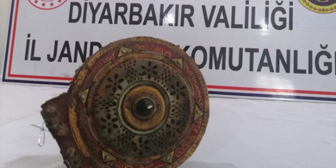 Diyarbakır'da altın yazmalı ibranice kitap ele geçirildi