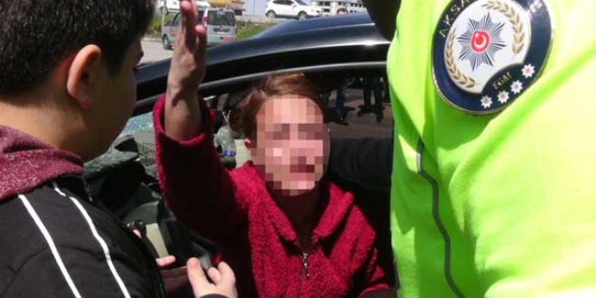 Yayaya çarpan kadın sürücü, arabasındaki hasar için ağladı