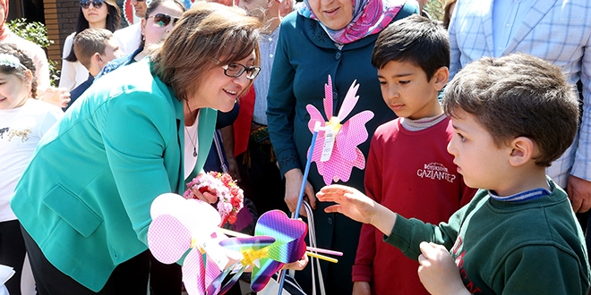 Fatma Şahin şarkı söyledi, Osmanlı şerbeti dağıttı