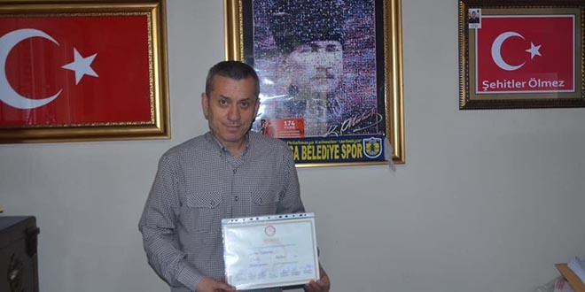 6 dönemdir muhtarlığı kimseye bırakmıyor