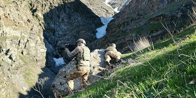 PKK'lı teröristlerin 11 kış sığınağı imha edildi
